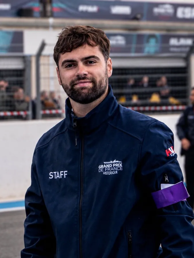 Adrien, attaché de presse & expert en communication – Apexx Agency