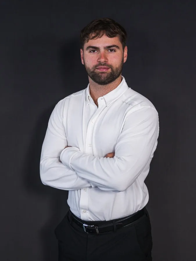 Adrien, attaché de presse & expert en communication – Apexx Agency