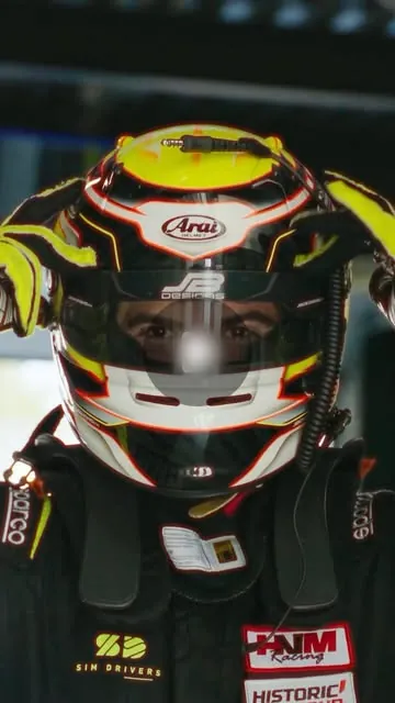 Pilote casqué avant une course de Fun Cup à Dijon – sport automobile
